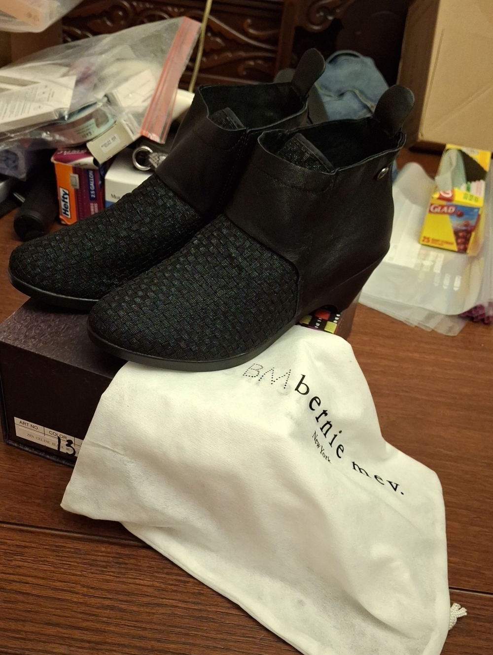 bernie mev Unisex Memory Foam  Black Woven Chukka Boots New